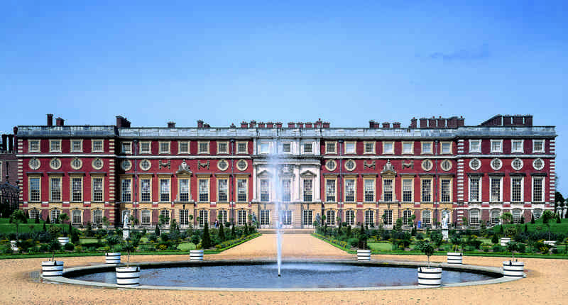 Exterior Hampton Court Palace 46808262052 O